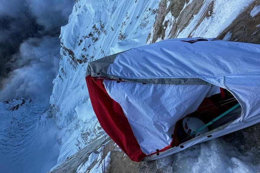 Luftiges Biwak in der 2700 Meter hohen Nordwand des Jannu