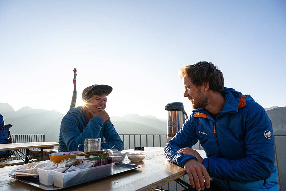 Nach 5 Stunden und 53 Minuten auf den drei Salbit-Graten sitzen Yannick Glatthard und Simon Wahl bereits wieder auf der Terrasse der Salbithütte. Bild: Diego Schläppi