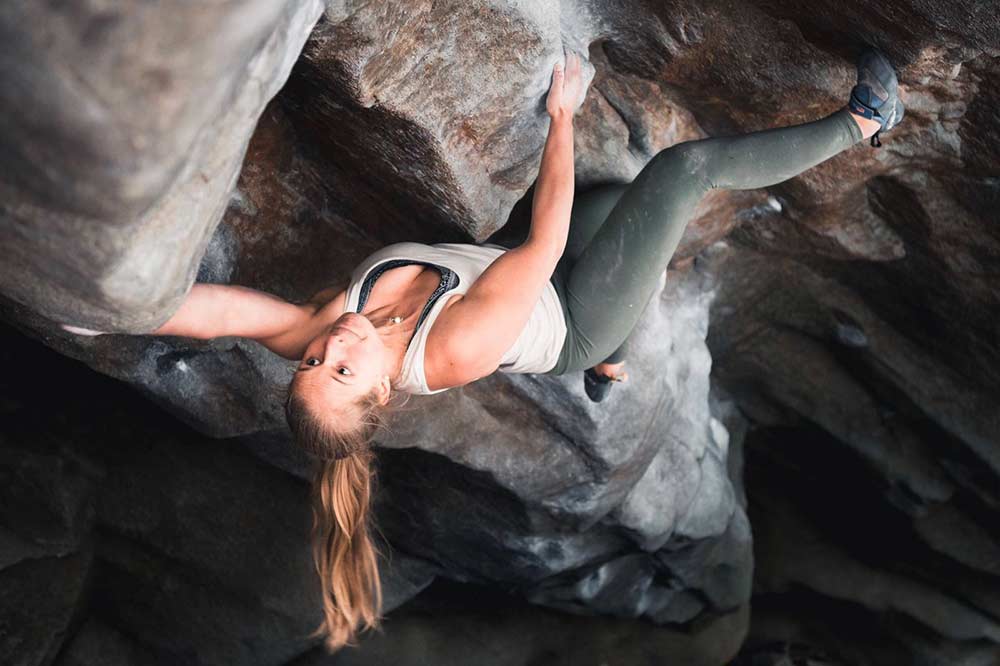 Mitte Oktober gelingt Natalie Bärtschi die Begehung des Boulders Unendliche Geschichte 1 im Magic Wood. Bild: David Tomlinson / Quadrel Boulder