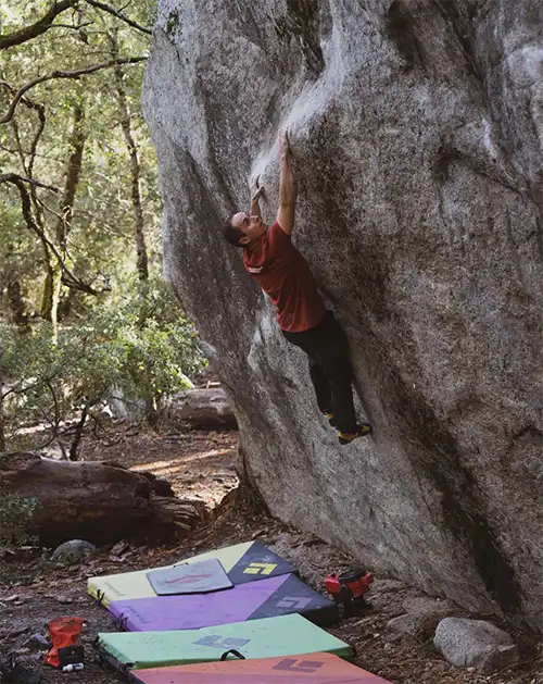 Der Boulder The Dark Side befindet sich inmitten des berühmten Camp 4 im Yosemite Valley