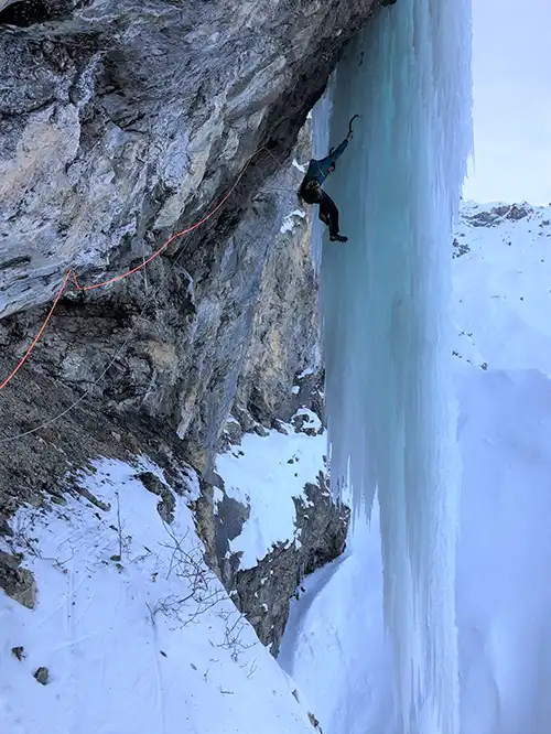 «Je steiler und je zapfiger, desto besser.» Martin Feistl bei der Erstbegehung von Ice Patrol. Foto: Robert Grasegger