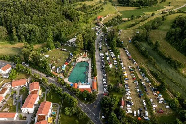 Im Naturbad im idyllischen Königstein steigt vom 30. Mai bis zum 2. Juni 2024 zum fünften Mal das Petzl Kletterfestival Frankenjura. Bild: Simon Toplak