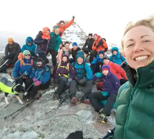 Erfolgreiche Winterbesteigung aller Munros: Anna Wells lässt sich auf dem letzten der insgesamt 282 Gipfel von Freunden und Unterstützern feiern.