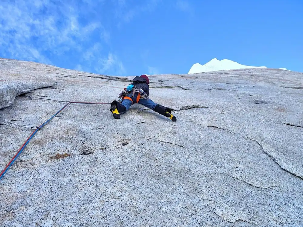 Der Südostgrat am Cerro Torre fordert das gesamte alpinistische und klettertechnische Spektrum. Bild: Lise Billon, Fanny Schmutz und Maud Vanpoulle
