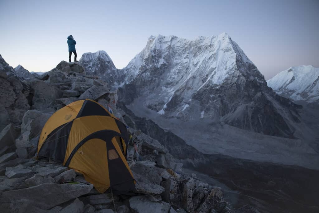 David Lama am Fox Peak, wo jetzt der Chörten mit seiner Asche steht, mit Blick auf den Lunag Ri. Bild: Martin Hanslmayr