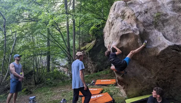 Gemeinsam bouldern und eine gute Zeit haben, darum geht es am Misoxperience Outdoor Festival vom 4. bis 12. Mai 2024. Bild: Misoxperience