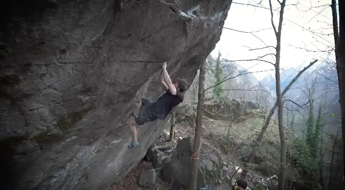 Jimmy Webb klettert The new Abnormal. Rechts davon wird Kim Marschner später Embrace Gravity (8B+) eröffnen. Bild: Mellow Climbing