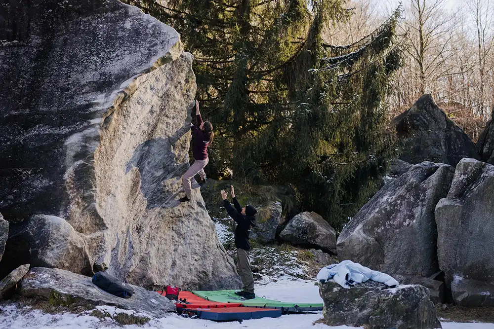 Kim Marschner spottet Kaddi Lehmann beim Bouldern im Tessin. Bild: Alex Fuchs