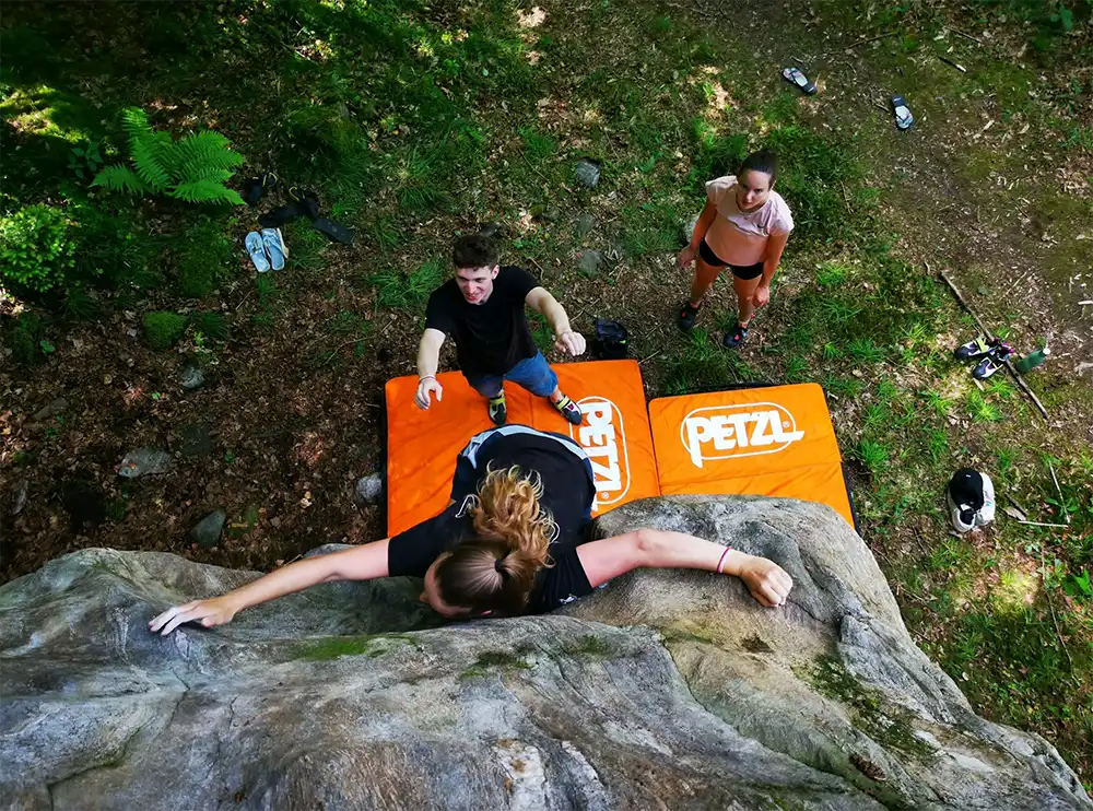 Die noch wenig bekannte Region Misox bietet gerade in den einfacheren Graden zahlreiche spannende Boulder-Probleme. Bild: Misoxperience