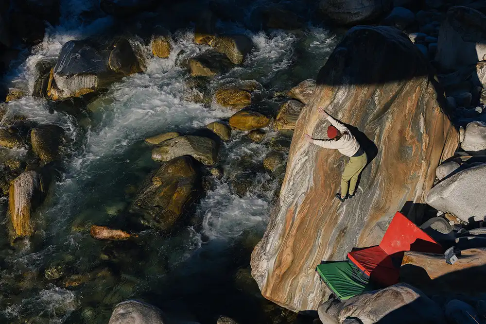 Seine Schönheit wie hier in Brione hat das Tessin in Kombination mit seiner unglaublichen Felsvielfalt zu einem der bekanntesten Bouldergebiete der Welt gemacht. Bild: Alex Fuchs