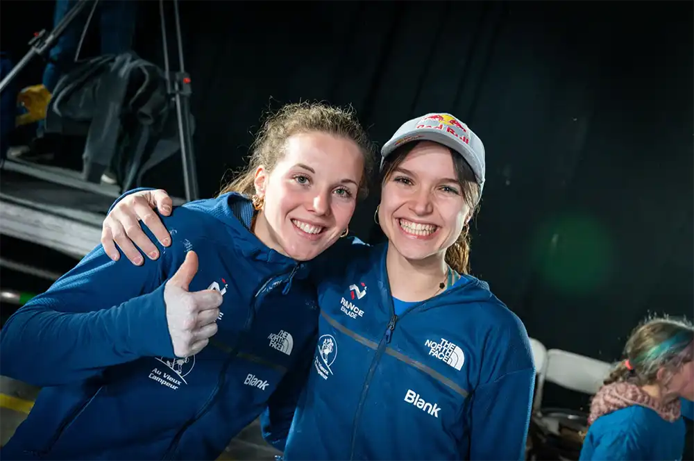 Naïlé Maignan und Oriane Bertone freuen sich über die Bronze-, bzw. die Silbermedaille am Boulder Weltcup in Salt Lake City. Bild: Slobodan Miskovic/IFSC