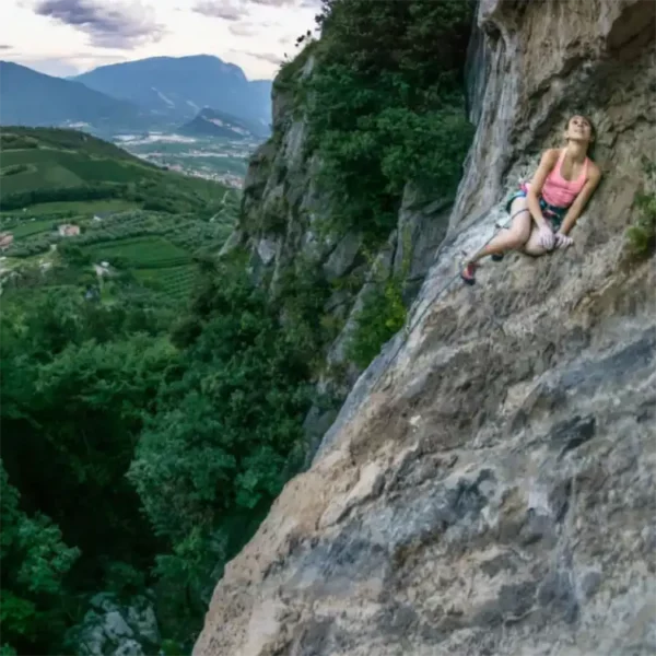 Passaggio riuscito dalla plastica alla roccia: Laura Rogora ha realizzato lo scorso mese numerose vie difficili di arrampicata sportiva. Immagine: Stefano Ghisolfi