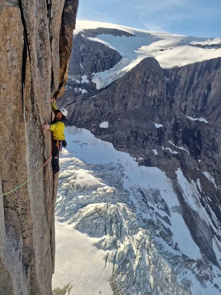 Silvan Schüpbach klettert vor eindrücklicher Kulisse. Bild: Matteo Della Bordella