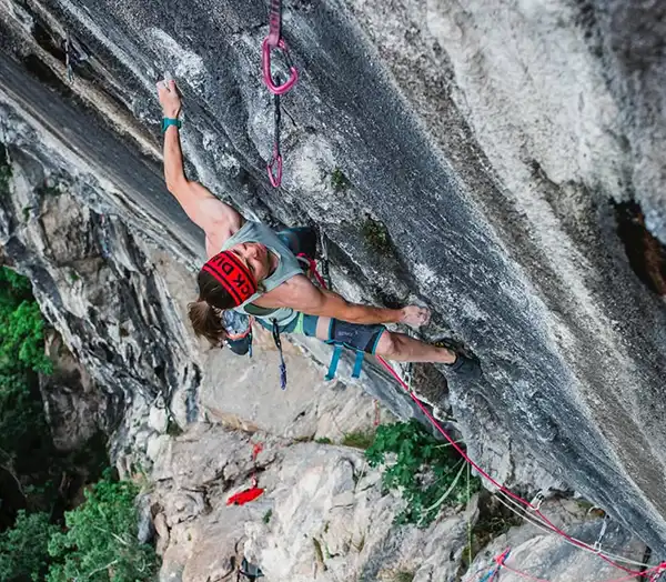 Babsi Zangerl klettert ihre erste 9a+ in Arco | Bombardino
