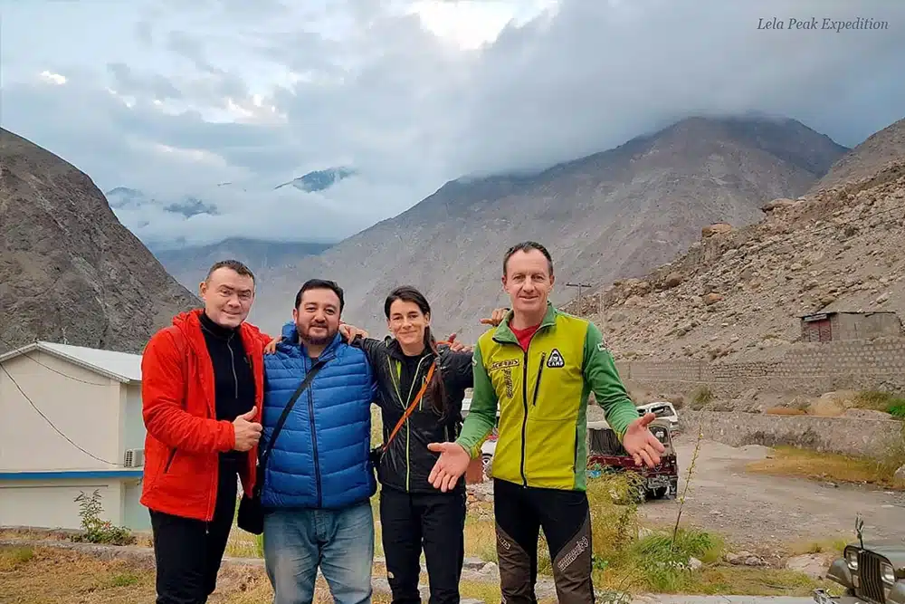 Maria Cardell und Denis Urubko am Fuß des Nanga Parbat Bild: Lela Peak Expedition via Carlos Garranzo