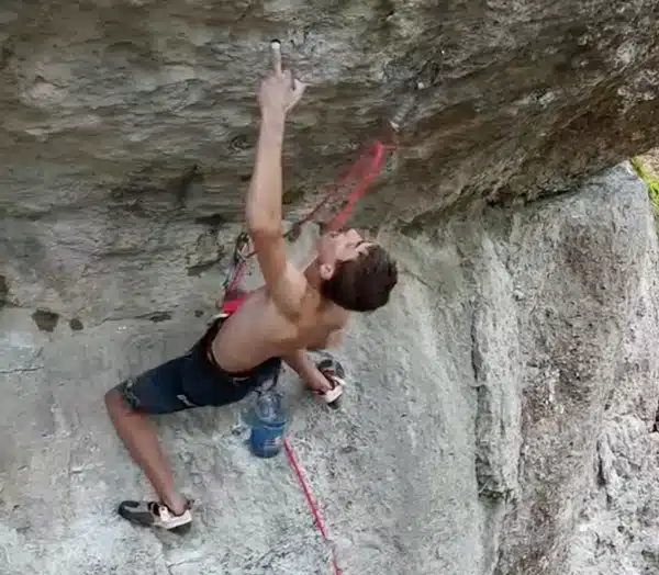 Pepa Sindel (17) klettert legendäre Action Directe (9a) im Frankenjura
