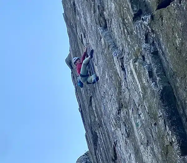 Emma Twyford klettert Trad-Testpiece »Yma O Hyd« E10 7a