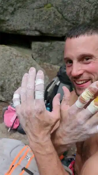 Jernej Kruder mit getapeten Fingern | Bild: Jernej Kruder