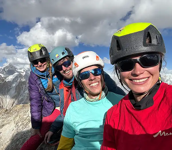 Teamwork: Gruppe rotpunktet Eternal Flame am Trango Tower