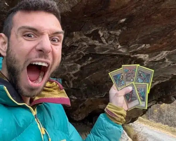 Elias Iagnemma avec les cartes Exodia | Image : Paolo Marengo/La Sportiva