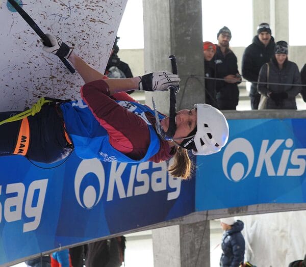 Franziska Schönbächler is Europees kampioen ijsklimmen.