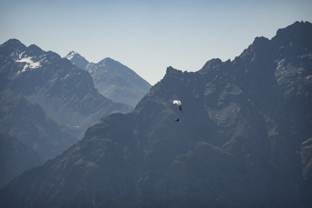 Benedikt Dornauer fliegt während des Red Bull X-Alps 2025; Foto: Lukas Pilz